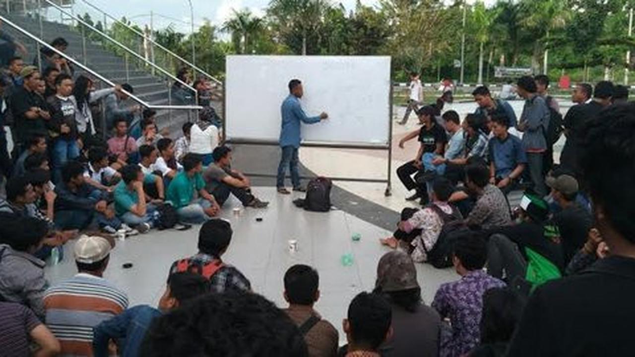 Sempat ricuh, ratusan kader HMI gelar diskusi di halaman kongres