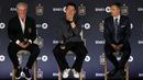 Pemain baru Los Angeles Lakers, Son Heung-min bersama owner klub, Bennett Rosenthal (kiri) dan general manager, John Thorrington dalam acara konferensi pers di BMO Stadium, Los Angeles, Amerika, Rabu (06/08/2025) waktu setempat. (AFP/Getty Images/Kevork Djansezian)