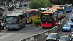 Guna mengantisipasi membludaknya pengguna bus transjakarta, pihak pengelola menambah jumlah armada yang beroperasi di beberapa koridor utama, (30/7/2014). (Liputan6.com/Johan Tallo)