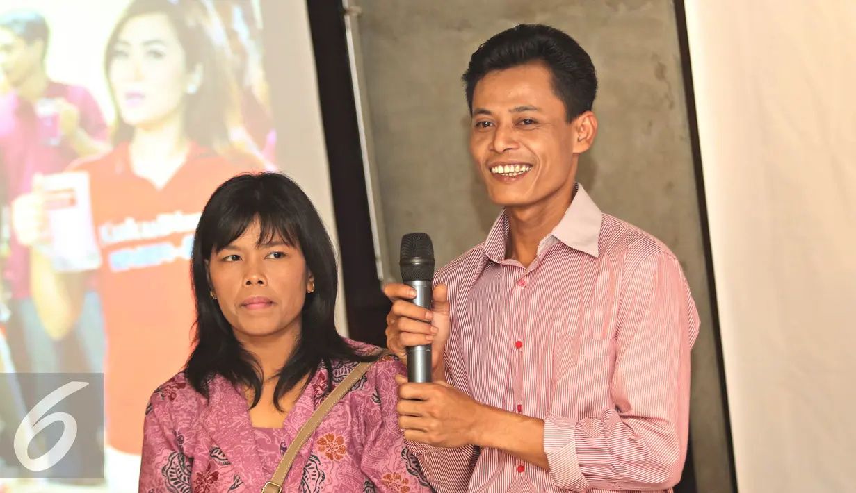 Pembuat televisi Kusrin didampingi istrinya menyampaikan kata sambutan saat Launching Iklan Terbaru Kuku Bima Energi di Jakarta, Jumat (5/2). Sido Muncul meluncurkan iklan terbaru Kuku Bima Energi versi 'Kusrin'. (Liputan6.com/Immanuel Antonius)