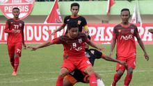 IMBANG - Persis Solo mengincar hasil imbang saat menghadapi PSIR Rembang di laga lanjutan Grup A Piala Polda Jateng 2015. (Bola.com/Vincensius Sawarno)