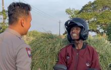 Pria Paruh Baya Kaget Tiba-tiba Disetop Polisi saat Bawa Rumput Pakai Motor, Ternyata Begini Endingnya