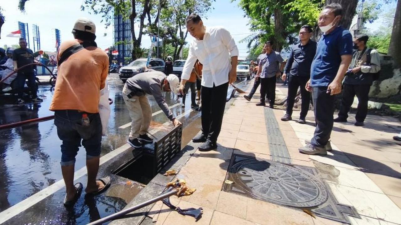 Cepat Tanggap! Pemkot Surabaya Bersih-Bersih Jalanan Pasca-Aksi Solidaritas, Cegah Warga Terjatuh