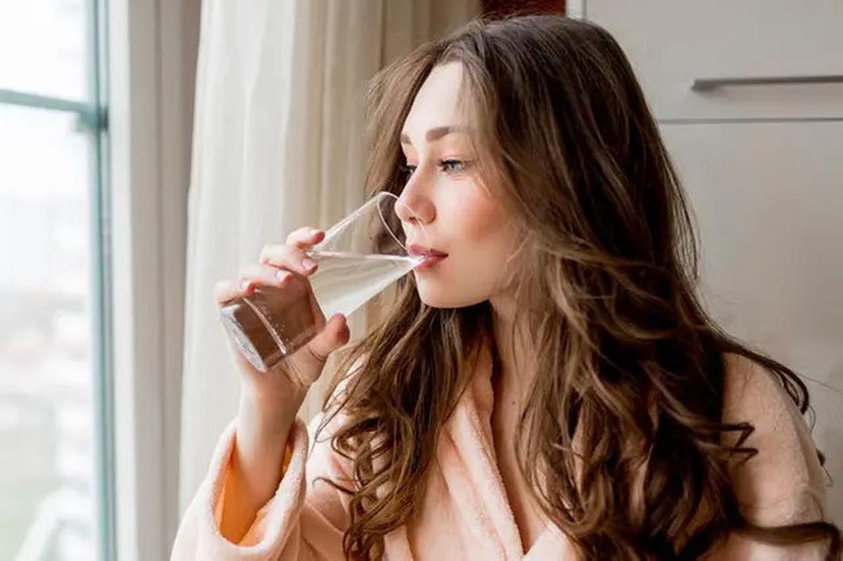 Ingin Buang Air Besar Lebih Mudah di Pagi Hari? Coba Minum Air Putih Sebelum Tidur