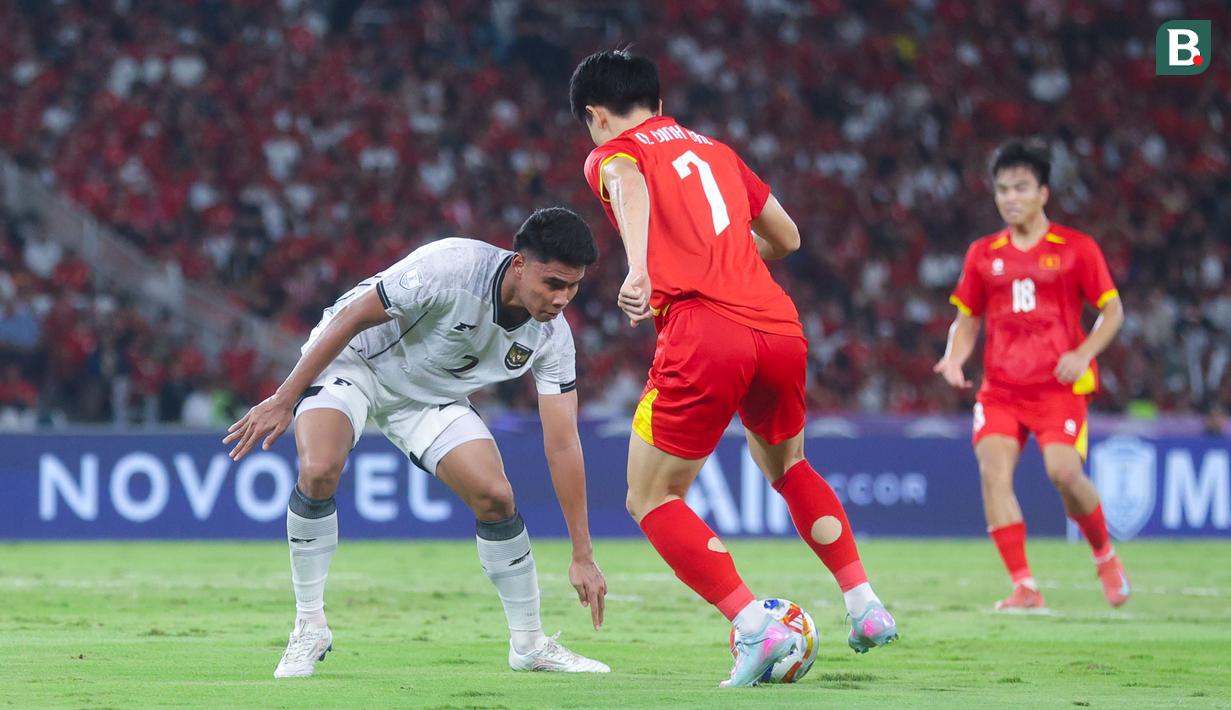 Pemain Timnas Indonesia U-23, Muhammad Ferarri, berusaha mengahalau pemain Vietnam, Dinh Bac Nguyen, pada laga final Piala AFF U-23 2025 di Stadion Utama Gelora Bung Karno (SUGBK), Jakarta, Selasa (29/7/2025) malam WIB. (Bola.com/M Iqbal Ichsan)