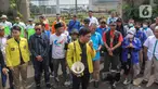 Mahasiswa dan buruh menggelar konferensi pers pernyataan sikap pengesahan Perppu Cipta Kerja menjadi Undang Undang di depan gedung DPR RI, Jakarta, Minggu (26/3/23). (Liputan6.com/Johan Tallo)