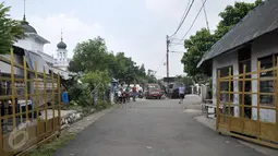 Sejumlah warga berkumpul di depan gerbang perumahan Eks Yon Angkub, Cililitan Besar, Jakarta, Rabu (14/9). Warga di kawasan perumahan itu menolak eksekusi rumah yang akan dilakukan oleh Kodam Jaya. (Liputan6.com/Yoppy Renato)