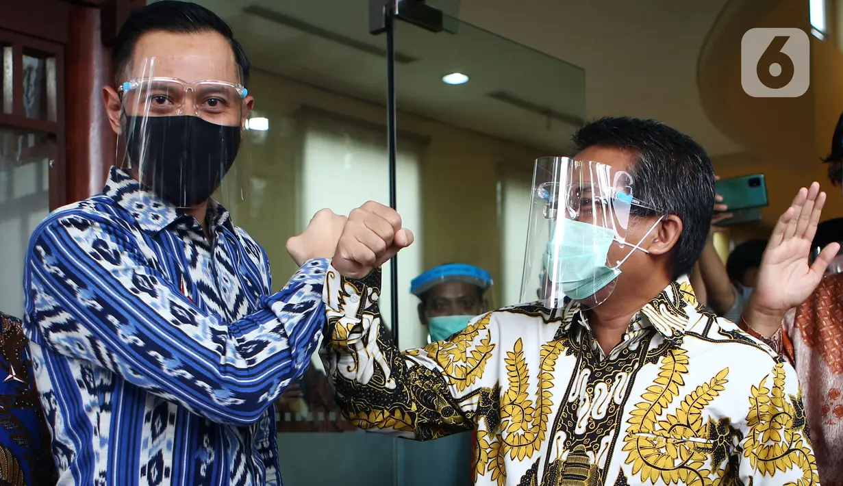 Ketua Umum Partai Demokrat, Agus Harimurti Yudhoyono (AHY) disambut langsung oleh Presiden PKS Sohibul Iman saat mengunjungi kantor DPP PKS di Jakarta Selatan, Jumat (24/7/2020). Kedatangan AHY untuk bersilaturahmi dengan para pengurus partai tersebut. (Liputan6.com/Johan Tallo)