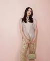 Alyssa Daguise terlihat elegan dengan beskap top modifikasi dengan jacquard pants berwarna krem. Tampilan kian maksimal dengan tas mini flap chanel bag dan sepatu pump dari  Manolo Blahnik. / Foto: Instagram Alyssa Daguise.