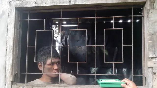Pria di Bogor Dipasung