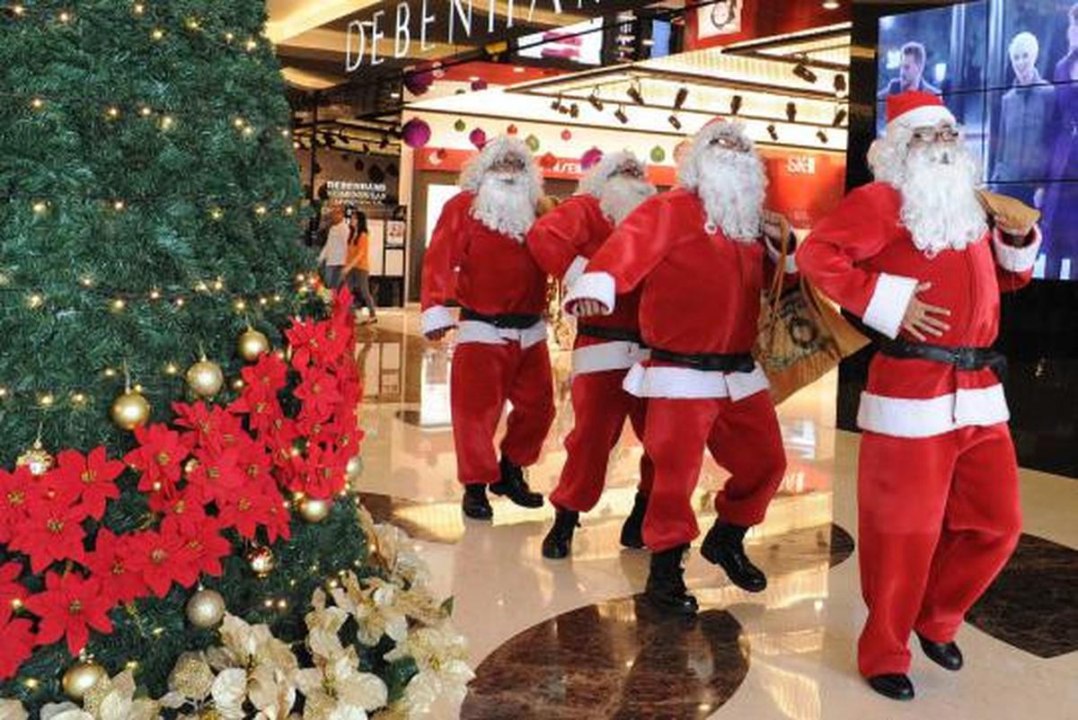 Santa Claus bagi-bagi hadiah di Lippo Mall Kemang
