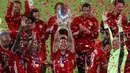 Pemain Bayern Munchen, Robert Lewandowski, mengangkat trofi gelar juara Piala Super Eropa 2020 usai mengalahkan Sevilla di Puskas Arena, Budapest, Jumat (25/9/2020) dini hari WIB. Bayern Munchen menang 2-1 atas Sevilla. (AFP/Laszlo Balogh/pool)