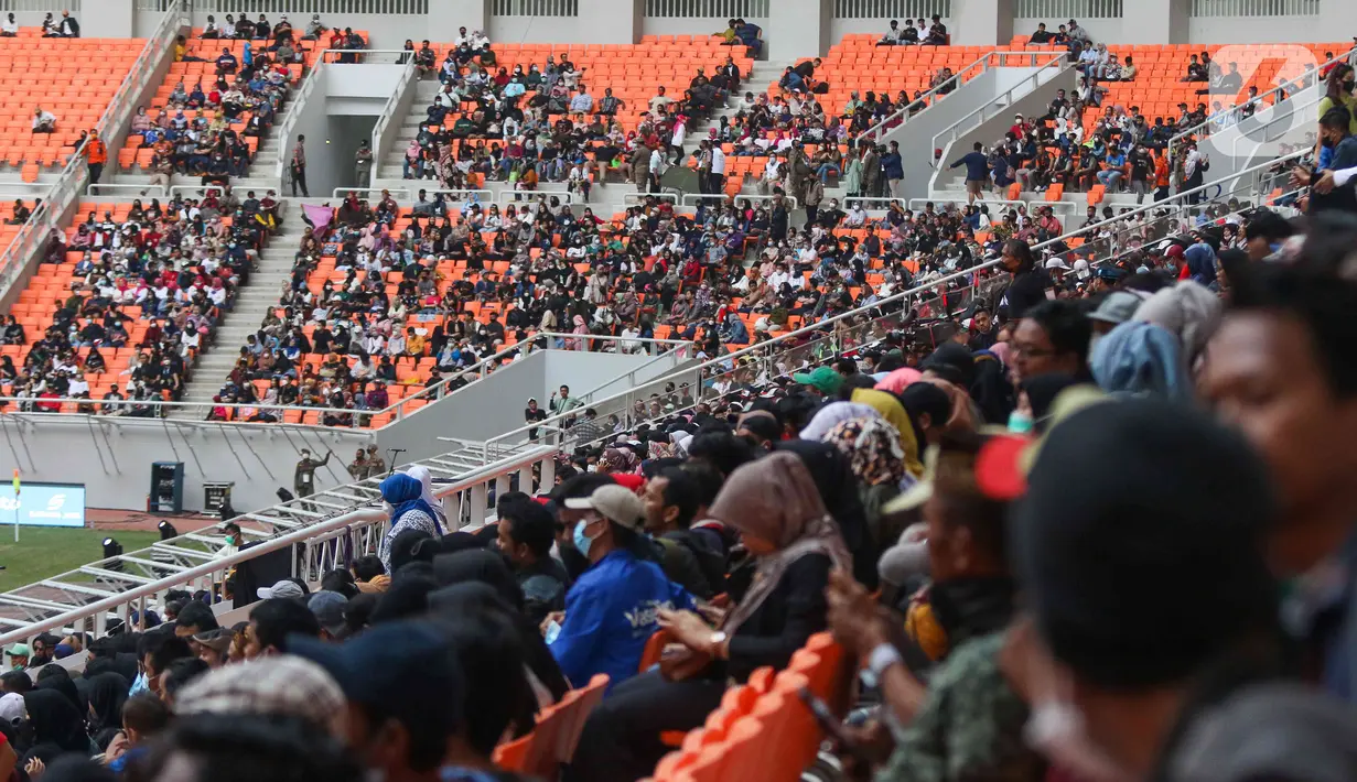 0rang-orang berada di tribun menunggu puncak acara hari ulang tahun (HUT) ke-495 DKI Jakarta atau Jakarta Hajatan di Jakarta International Stadium (JIS), Jakarta Utara, Sabtu (25/6/2022) malam. Seperti diketahui, Pemprov DKI membuka secara gratis bagi masyarakat yang ingin memiliki tiket masuk. (Liputan6.com/Herman Zakharia)