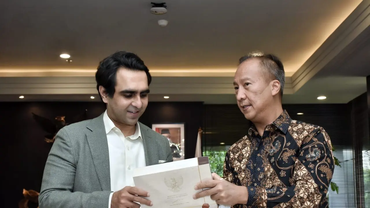 Menteri Perindustrian Agus Gumiwang Kartasasmita (kanan) bertemu dengan Menteri Industri dan Produksi Pakistan Syed Murtaza Mahmud (kiri). (Dok Kemenperin)