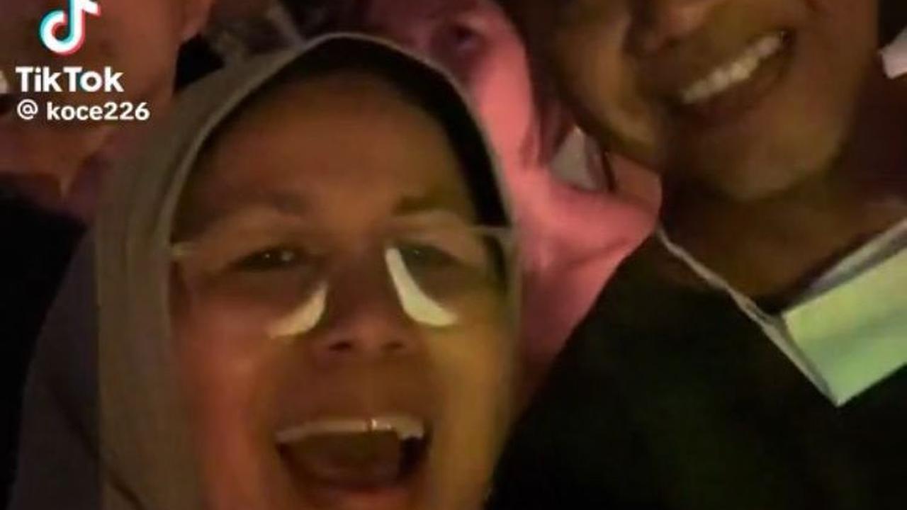 Momen Pasangan yang Tak Lagi Muda Nikmati Konser Coldplay Sambil Berdiri Ini Viral, Curi Perhatian