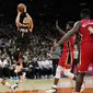 Aksi Devin Booker saat Suns melawan Pelicans di lanjutan NBA 2022/2023 (AP)