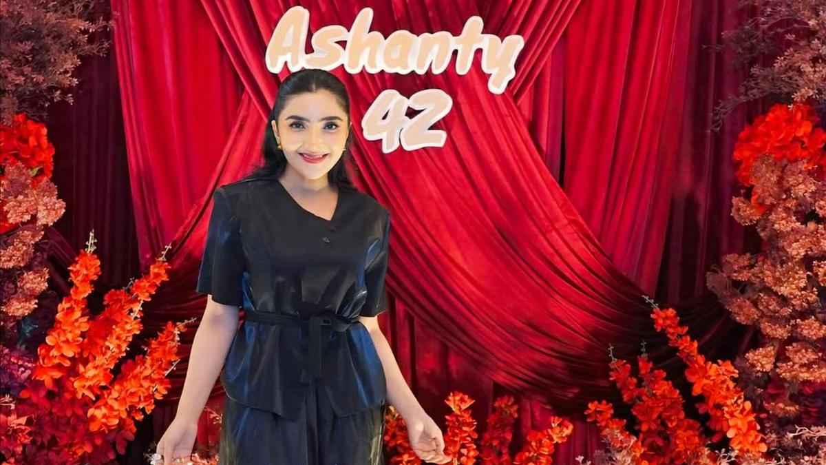 Outfit Sederhana Ashanty di Momen Ulang Tahun ke-42, dari Daster hingga Blouse Hitam
