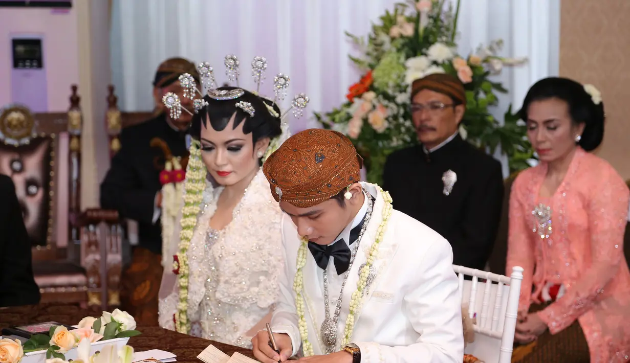 Gibran Rakabuming sedang menandatangani buku nikah. (Galih W. Satria/Bintang.com)