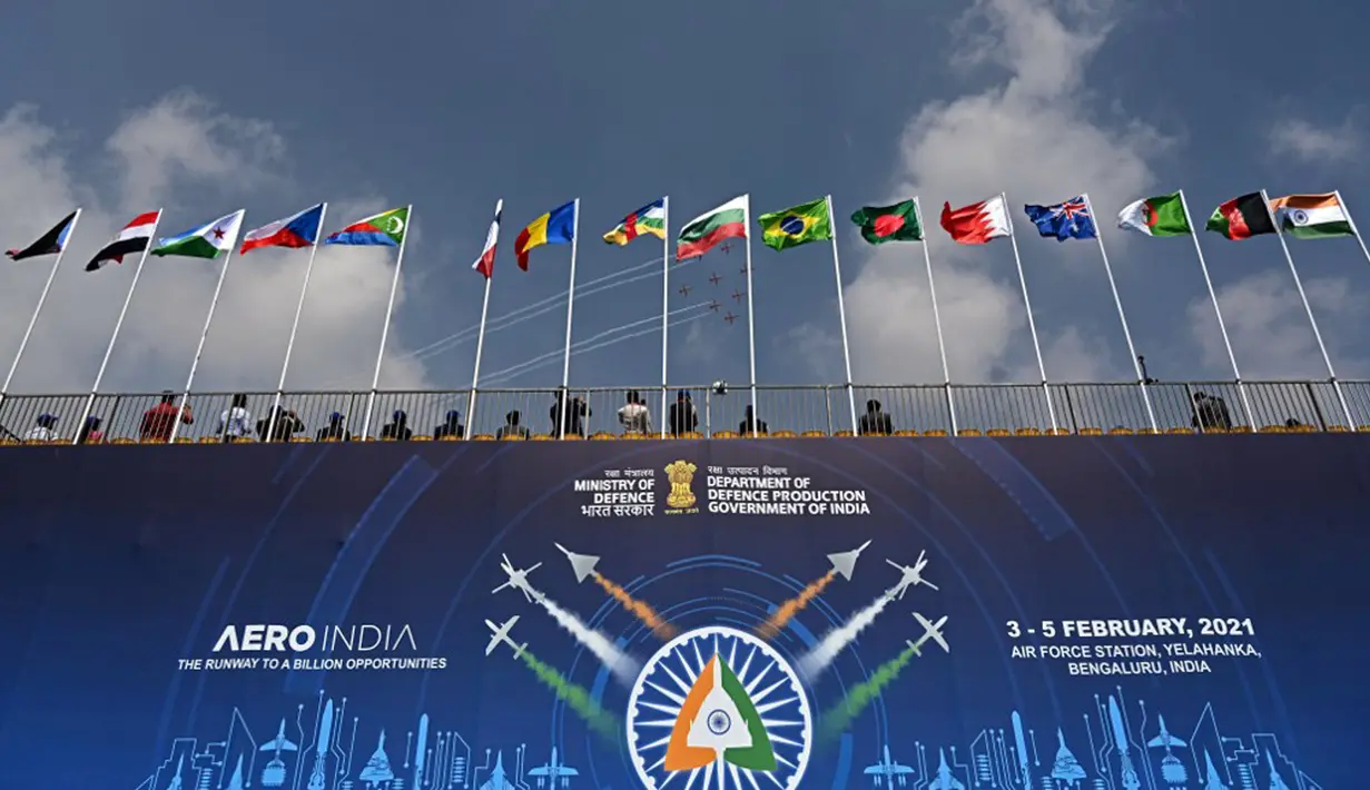 Tim aerobatik Angkatan Udara India 'Surya Kiran' tampil pada hari pertama Aero India 2021 Airshow di Stasiun Angkatan Udara Yelahanka, Bangalore, India, Rabu (3/2/2021). Aero India 2021 akan berlangsung selama tiga hari dam berfokus pada kemampuan sektor pertahanan asli India. (Jewel SAMAD/AFP)