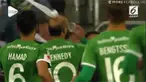 Seorang gelandang Swedia melakukan aksi nyeleneh dengan minum bir di pinggir lapangan usai mencetak gol ke gawang lawan.