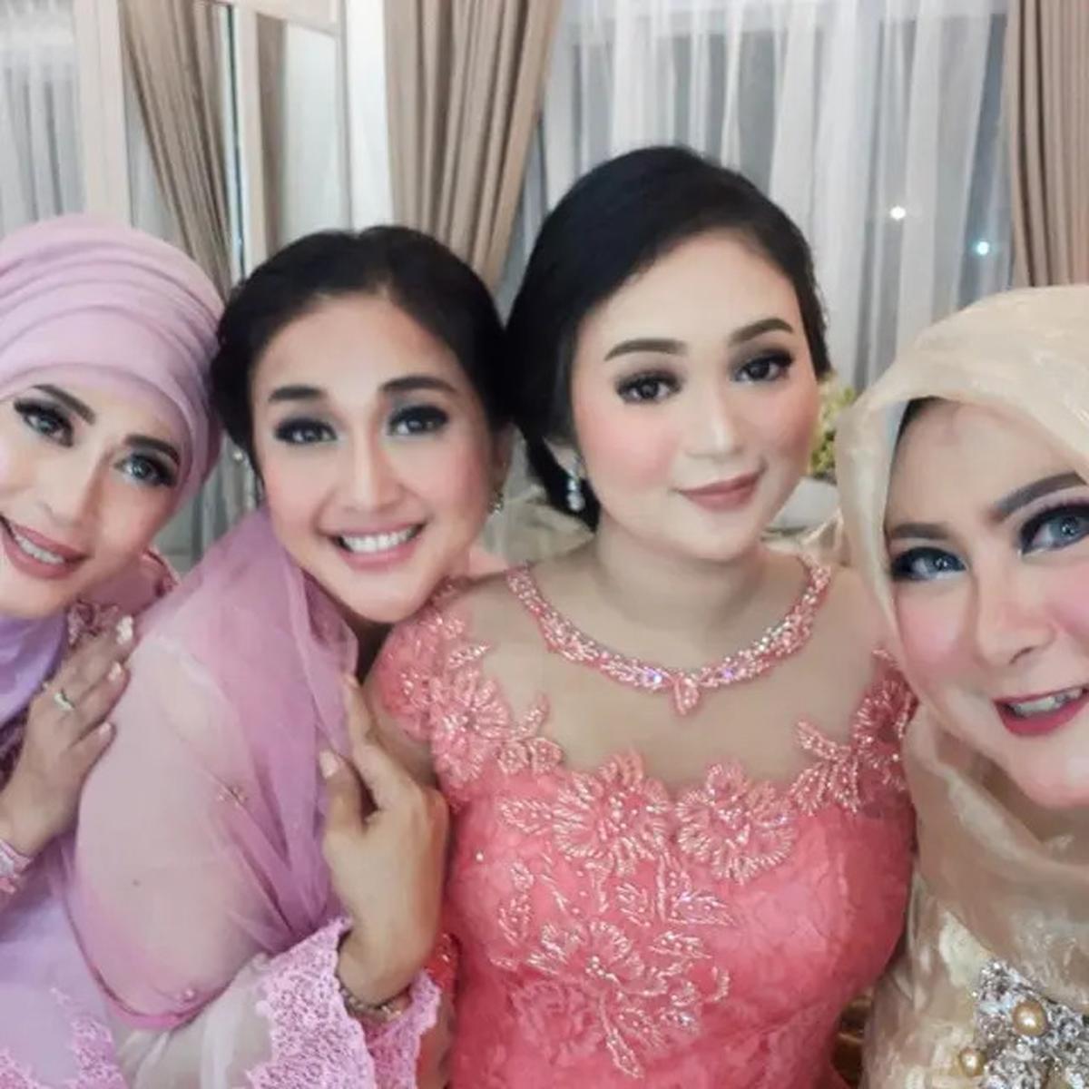 Pilihan Gaya Paramitha Rusady saat Kondangan, Tampil Cantik Awet Muda di Usia 58 Tahun