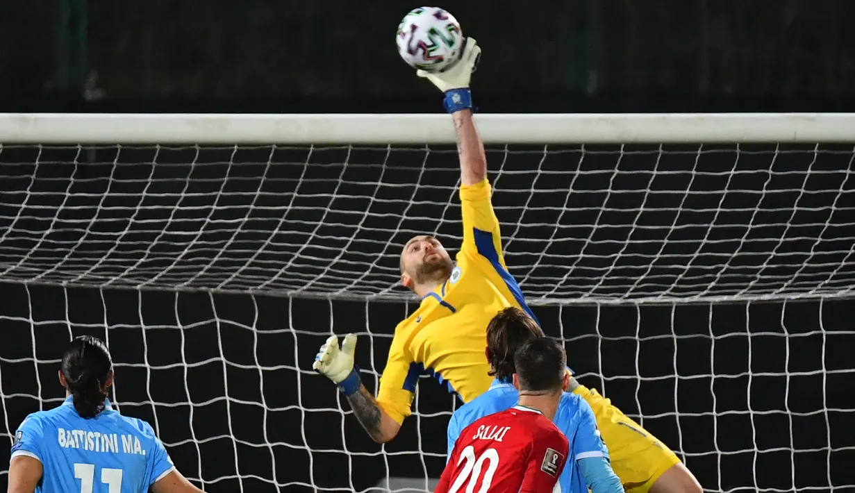 Elia Benedettini. Kiper San Marino berusia 26 tahun yang kini memperkuat Cesena, mencatat 56 kali saves dan kebobolan 44 gol dari total 9 laga di Kualifikasi Piala Dunia 2022 Grup I. Tanpa mengoleksi poin dari 10 laga, San Marino berada di posisi ke-6 alias juru kunci. (AFP/Andreas Solaro)
