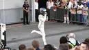 Pebalap Mercedes, Valtteri Bottas berlari menemui timnya saat merayakan keberhasilannya menempati urutan kedua pada balapan Formula One Azerbaijan Grand Prix i Baku City Circuit, Baku  (25/6/2017). (AFP/Andrej Isakovic)