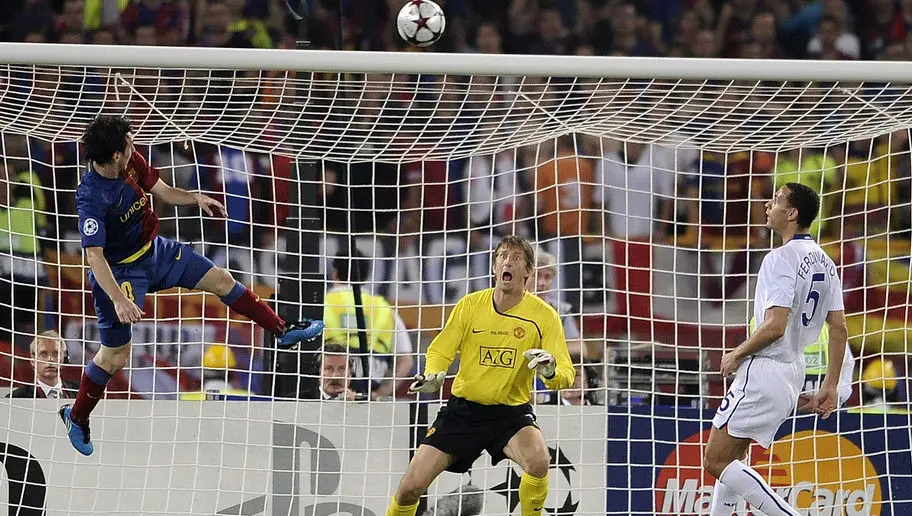 Lionel Messi mencetak gol sundulan ke gawang MU pada final Liga Champions 2008/09. (90mins)