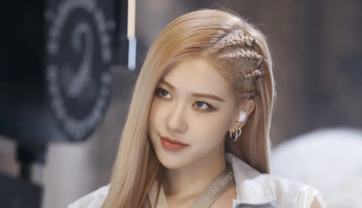 Wajah close-up Rose dengan rambut pirang lurus dihiasi kepangan sebagian. (Sumber: YouTube/BLACKPINK)