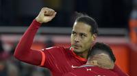 Bek Liverpool, Virgil van Dijk, merayakan gol yang diciptakannya ke gawang Southampton dalam laga pekan ke-13 Liga Inggris di Anfield, Sabtu (27/11/2021). Liverpool menang telak 4-0 dalam laga tersebut. (AP Photo/Rui Vieira)
