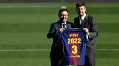 Bek Spanyol, Gerard Pique dan Presiden Barcelona FC, Josep Maria  berpose memegang jersey Barcelona pada pengumuman perpanjangan kontraknya di stadion Camp Nou, Senin (29/1). Pique memperpanjang kontraknya bersama Barcelona hingga 2022. (LLUIS GENE/AFP)