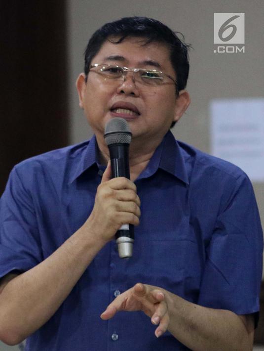 Terdakwa dugaan menghalangi proses penyidikan KPK, Lucas saat memberi pertanyaan kepada salah satu saksi ahli pada sidang lanjutan di Pengadilan Tipikor, Jakarta, Kamis (21/2). Sidang mendengar dua saksi ahli. (Liputan6.com/Helmi Fithriansyah)