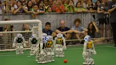 Sejumlah Robot melakukan pertandingan sepak bola di ajang RoboCup 2015 yang digelar di Hefei, provinsi Anhui, Cina (22/7/2015). RoboCup merupakan kompetisi tahunan yang diusulkan pada 1995 dan didirikan pada 1997. (AFP/Stringer)