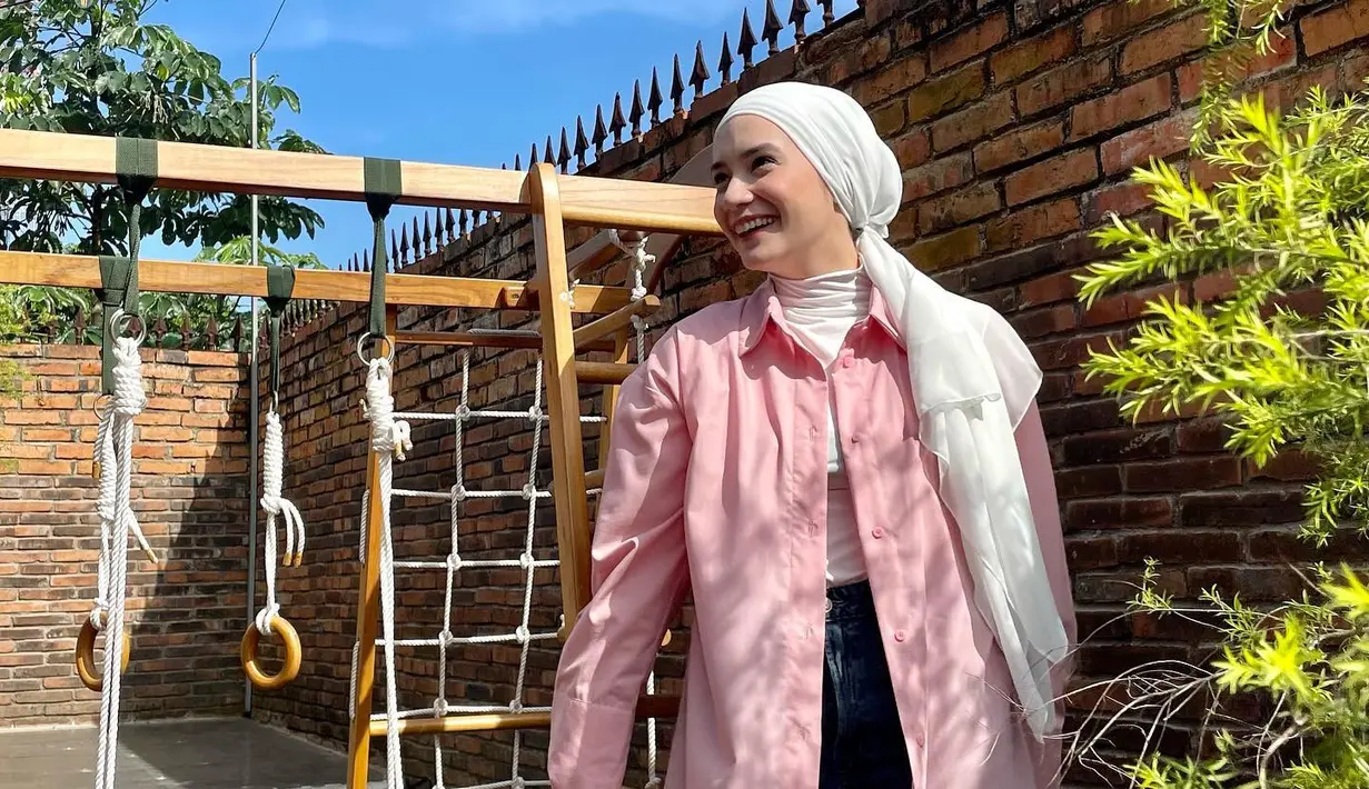 Kini hijab turban panjang juga dapat ditemui dalam versi instan. Yang praktis dan versatile dipakai untuk gaya hari Raya atau libur Lebaran. [Foto: @anneofficial1990]