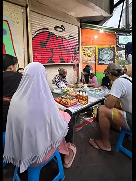 Tampak beberapa orang sudah mengantre. Butuh perjuangan untuk bisa menikmati nikmatnya lupis yang dijual oleh seorang nenek-nenek. "Bismillah…Mengejar lupis…. Lupis yg satu ini dahsyat…. Perlu perjuangan untuk ngerasain nikmat nya…," tulis devidps. [Instagram/devips]