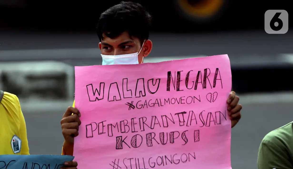 Mahasiswa yang tergabung dalam Aliansi BEM Seluruh Indonesia melakukan unjuk rasa di depan Gedung KPK, Jakarta, Jumat (9/4/2021). Mereka mempertanyakan penerbitan SP3 terkait kasus dugaan korupsi BLBI untuk Sjamsul Nursalim dan istrinya, Itjih Sjamsul Nursalim. (Liputan6.com/Helmi Fithriansyah)