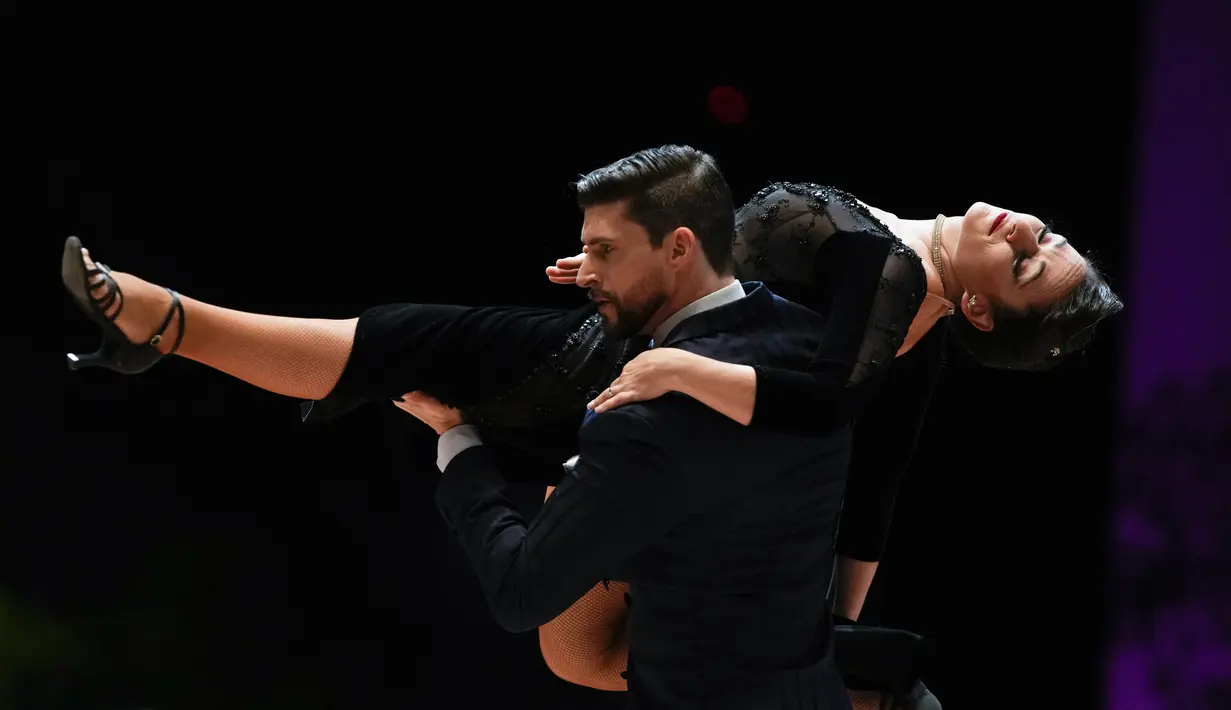 Pedro Zamin dan Florencia Mendez berlaga di babak final kategori etape Tango World Championship, di Buenos Aires, Argentina (25/9/2021). Kegiatan digelar dengan prokes serta pengurangan kapasitas. (AP Photo/Natacha Pisarenko)