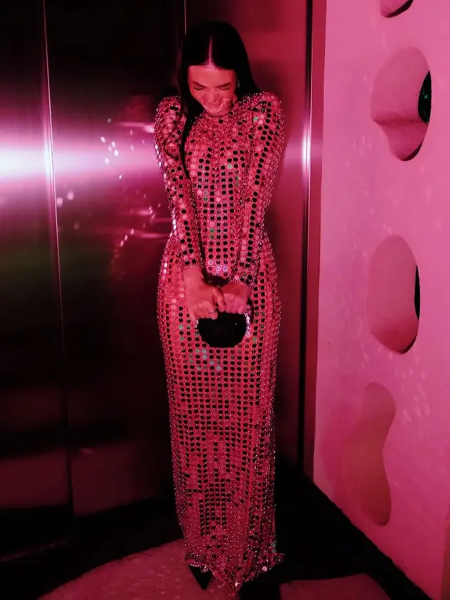 Raline Shah Mirip Lampu Disko.[@ralineshah]