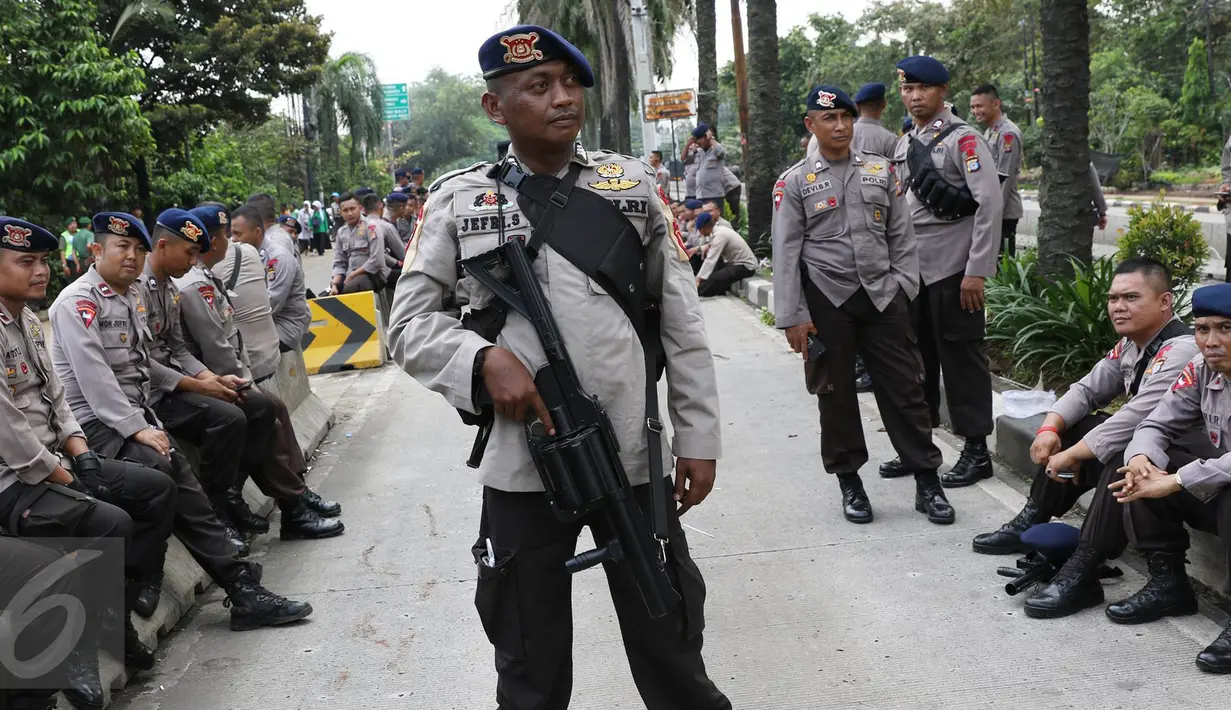 Petugas kepolisian berjaga di sekitar lokasi sidang kasus penodaan agama di Jakarta, Selasa (11/4). Sidang dengan terdakwa Basuki T Purnama alias Ahok yang beragendakan pembacaan tuntutan tersebut resmi ditunda. (Liputan6.com/Immanuel Antonius)