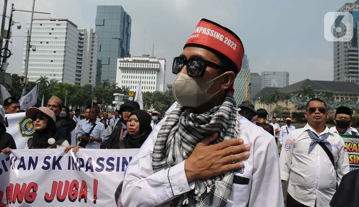Guru madrasah yang ikut melakukan unjuk rasa tergabung dari 24 Kabupaten kota, Jawa Tengah, Jawa Barat,J awa Timur, dan Lampung. (merdeka.com/Imam Buhori)