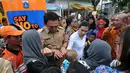 Gubernur DKI Jakarta Basuki T Purnama menyapa sejumlah warga seusai meresmikan Ruang Publik Terpadu Ramah Anak (RPTRA) Karet Tengsin, Jakarta, Rabu (30/12). RPTRA ini didirikan di atas lahan seluas 727 meter persegi. (Liputan6.com/Yoppy Renato)