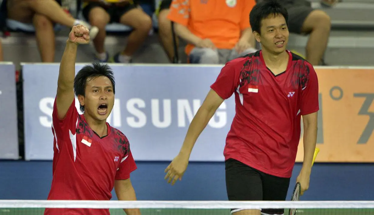 Ganda Putra Indonesia Muhamad Ahsan dan Hendra Setiawan meluapkan kegembiraanya setelah mengalahkan ganda Korsel Yongdae Lee dan Yeonseong Yoo pada final Asian Games ke-17 di Gyeyang Gymnasium, Incheon, Korsel, (28/9). (ANTARA FOTO/Saptono)