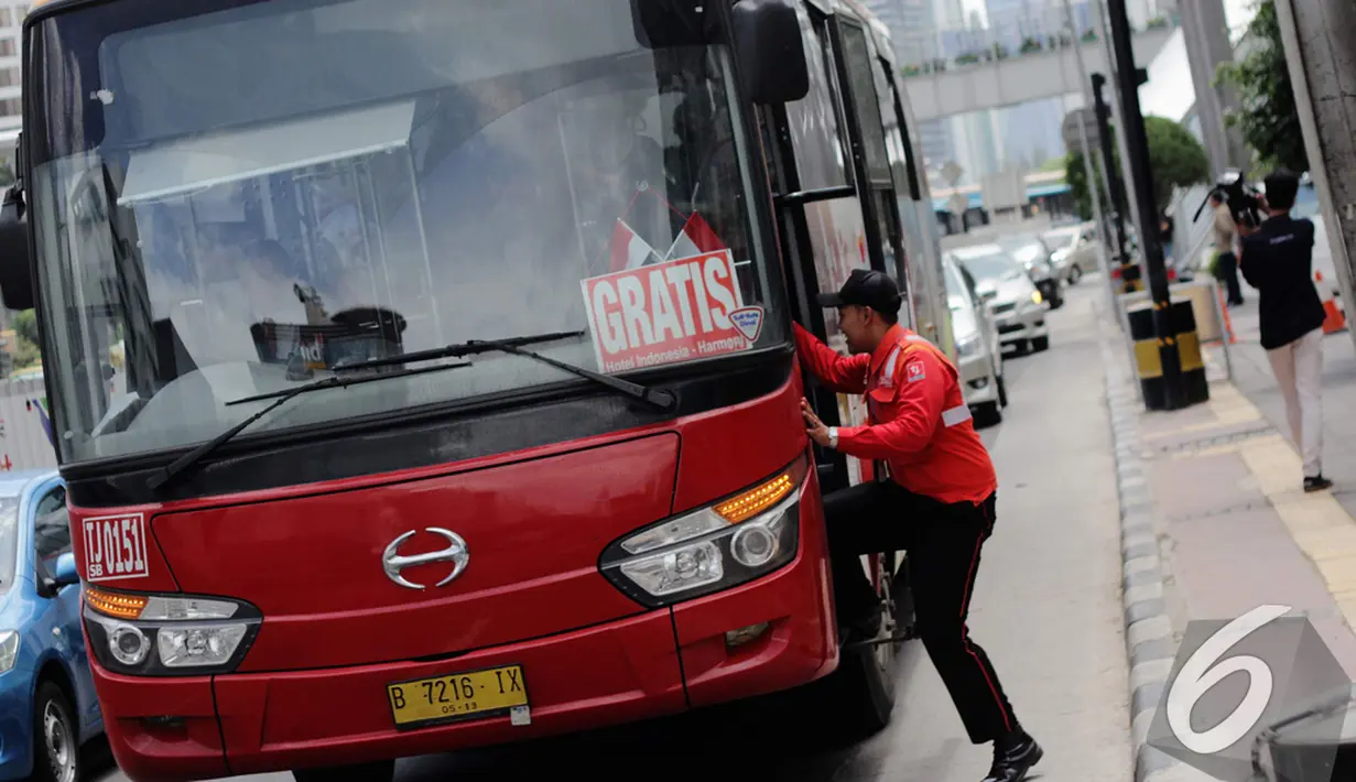 Hari pertama diluncurkan, bus gratis ini masih sepi penumpang, Jakarta, Rabu (17/12/2014). (Liputan6.com/Faizal Fanani)