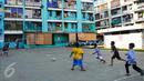 Anak-anak warga penghuni rusun tampak ceria  bermain di lapangan futsal yang ada di Rusun Muara Kapuk, Jakarta, (22/4/2016). Setiap sore anak-anak penghuni rusun Muara Kapuk berkumpul dan bermain di lapangan yang disediakan. (Liputan6.com/Yoppy Renato)