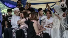 Bunga Citra Lestari atau BCL (kanan) bersama anaknya Noah Sinclair saat pemakaman jenazah Ashraf Sinclair di San Diego Hills, Karawang, Jawa Barat, Selasa (18/2/2020). Tangis keluarga dan kerabat pecah saat pemakaman Ashraf Sinclair. (Liputan6.com/Faizal Fanani)