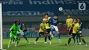 Pemain Persib Bandung, Esteban Vizcarra, menyundul bola saat melawan Barito Putera pada laga BRI Liga 1 di Stadion Indomilk Arena, Tangerang, Sabtu (4/9/2021). Persib Bandung menang tipis 1-0 lewat gol telat Marc Klok. (Bola.com/M Iqbal Ichsan)