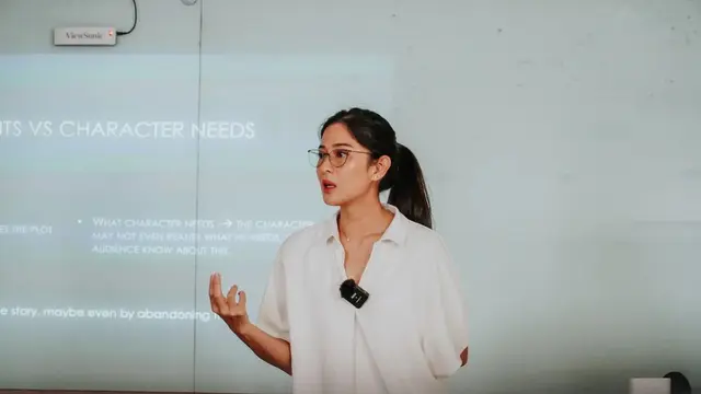Dian Sastrowardoyo saat menjadi dosen di Vokasi Universitas Indonesia. (Foto: Instagram/therealdisastr)