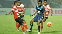 Pemain Madura United, Bayu Gatra (kanan) mencoba melewati hadangan pemain Arema Cronus  pada laga Torabika Soccer Champions 2016 di Stadion Gelora Bangkalan, Jumat (6/5/2016) WIB. (Bola.com/Fahrizal Arnas)