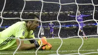 Kiper Juventus, Gianluigi Buffon, tampak kecewa usai gawangnya kebobolan pada laga final Liga Champions di Stadion Millennium, Sabtu (3/6/2017). Juventus kalah 1-4 dari Real Madrid. (AFP/Javier Soriano)