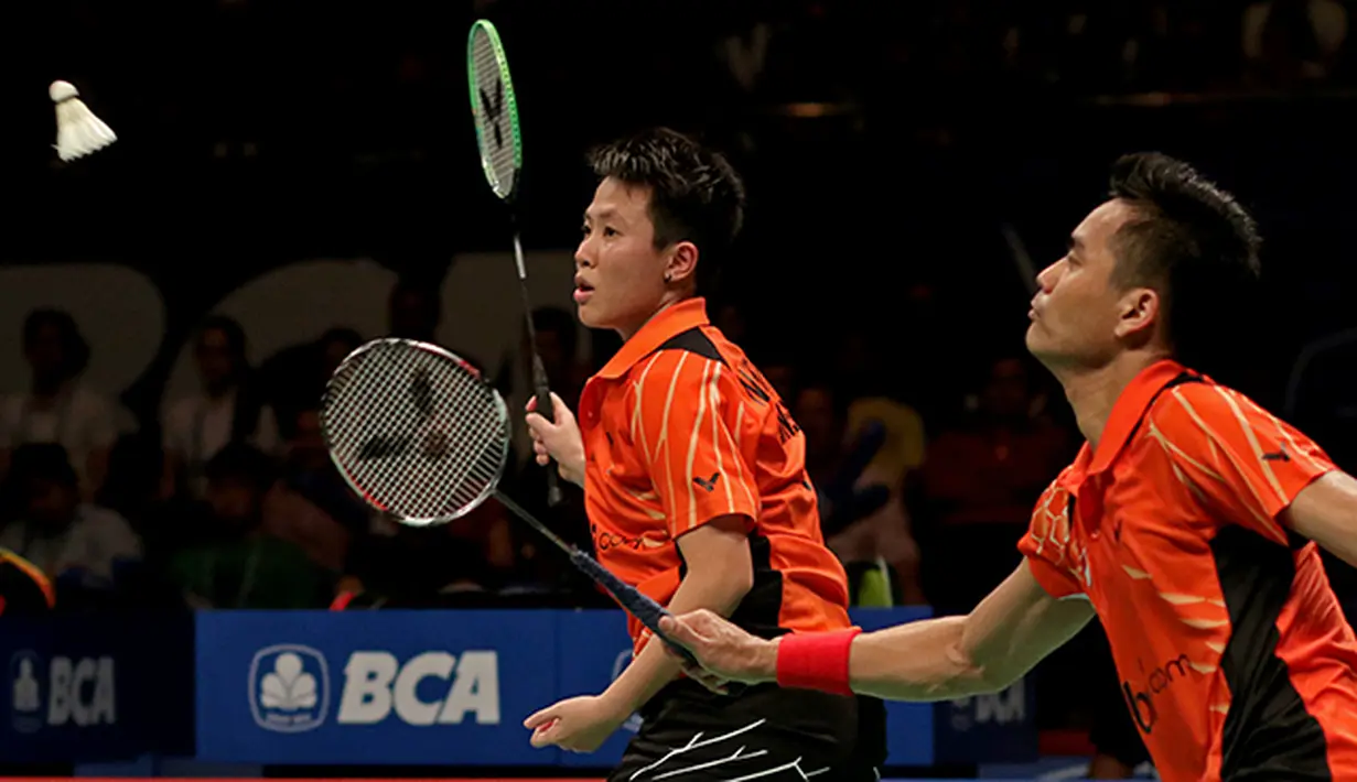 Aksi Tontowi Ahmad/Liliyana Natsir ganda campuran Indonesia saat bertanding melawan Zhang Nan/Zhao Yunlei di semifinal BCA Indonesia Open Premier Super Series 2015 di Istora Senayan Jakarta. (Peksi Cahyo/Bola.com)